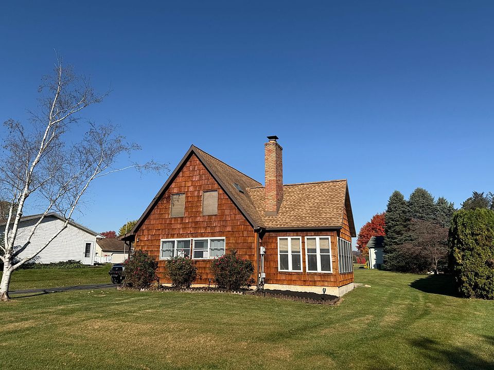 1st image of 301 E Carpenter Ave