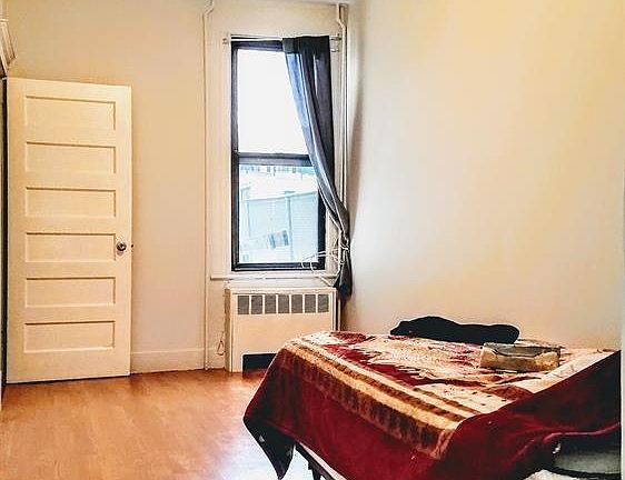 4th image of 2417 31st St APT 1R