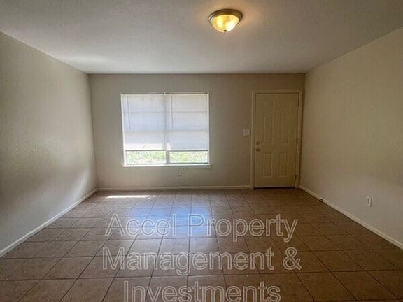 4th image of 2401 Gumwood Ave #2