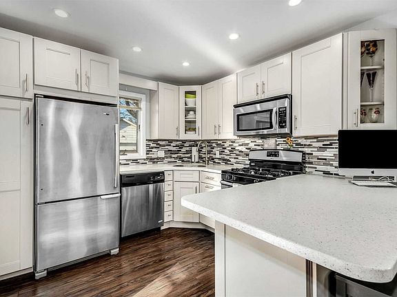 5th image of 128 Woodycrest Dr