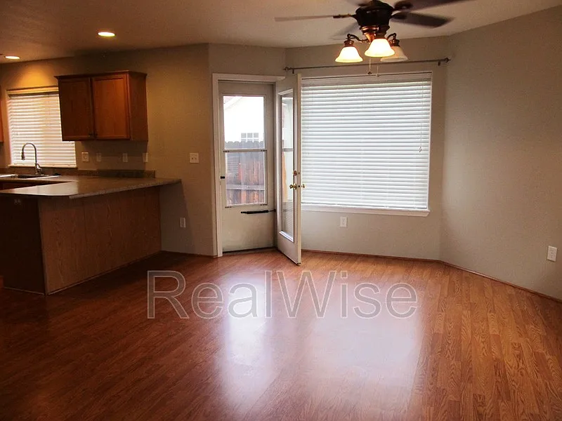 3 bed, 2.0 bath, 1300 sqft, $1,795 — Photo 4