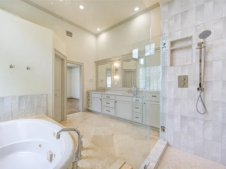 6302 Prague St — Photo 31