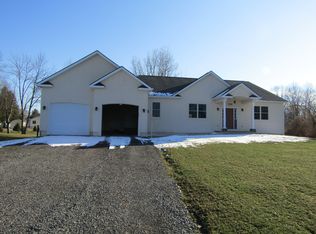 7676 Windsor Dr N, North Syracuse, NY 13212