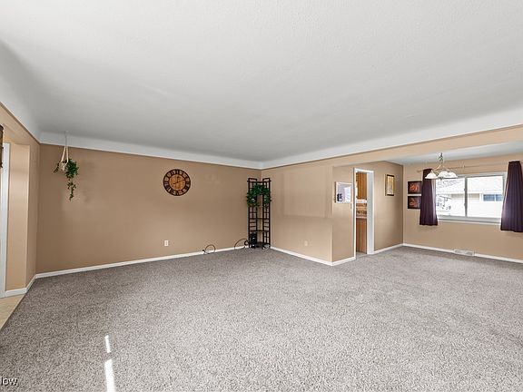 5th image of 524 Jeannette Dr