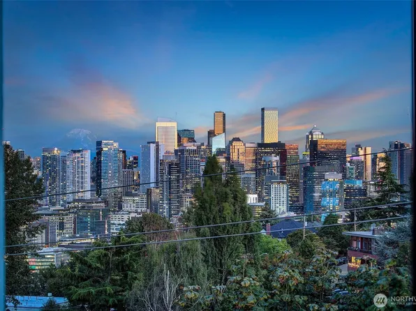 1902 Bigelow Avenue N #301, Seattle, WA 98109