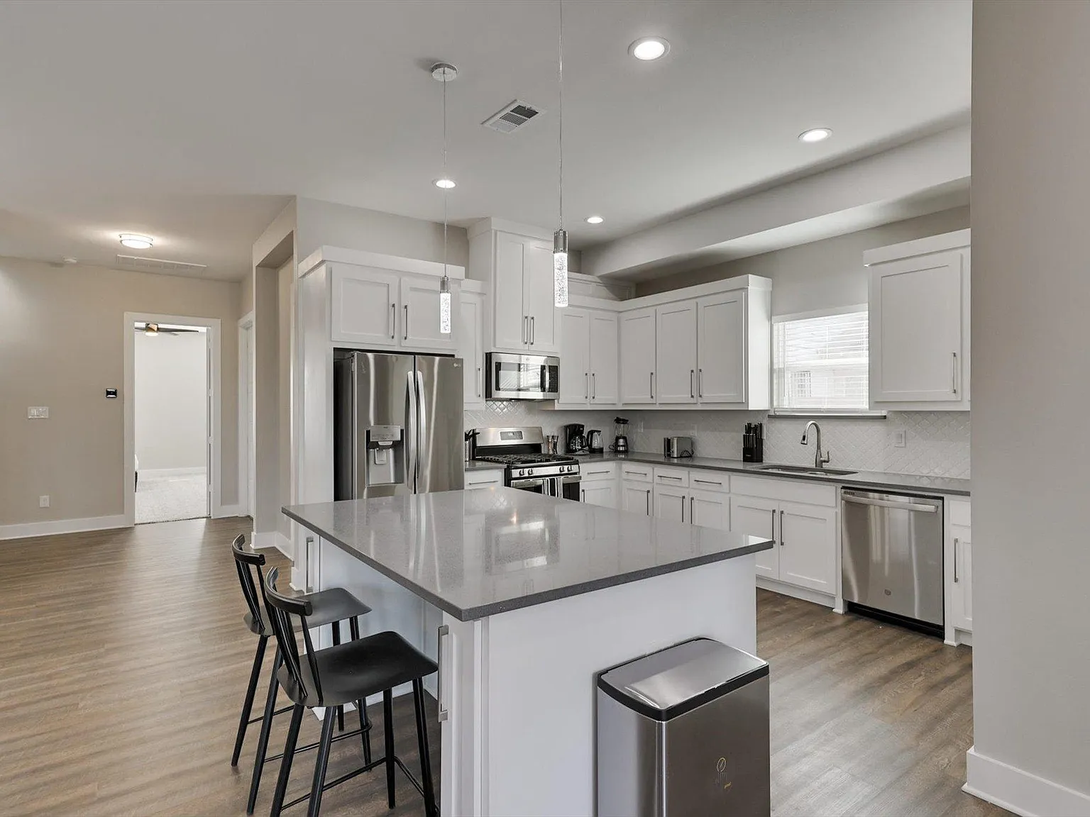 5 bed, 2375 sqft, $8,250 — Photo 3
