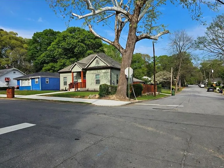 198 Wellington St SW — Photo 2