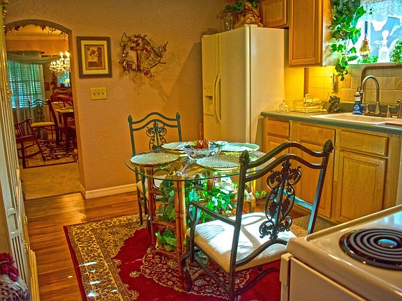eat in kitchen view 2