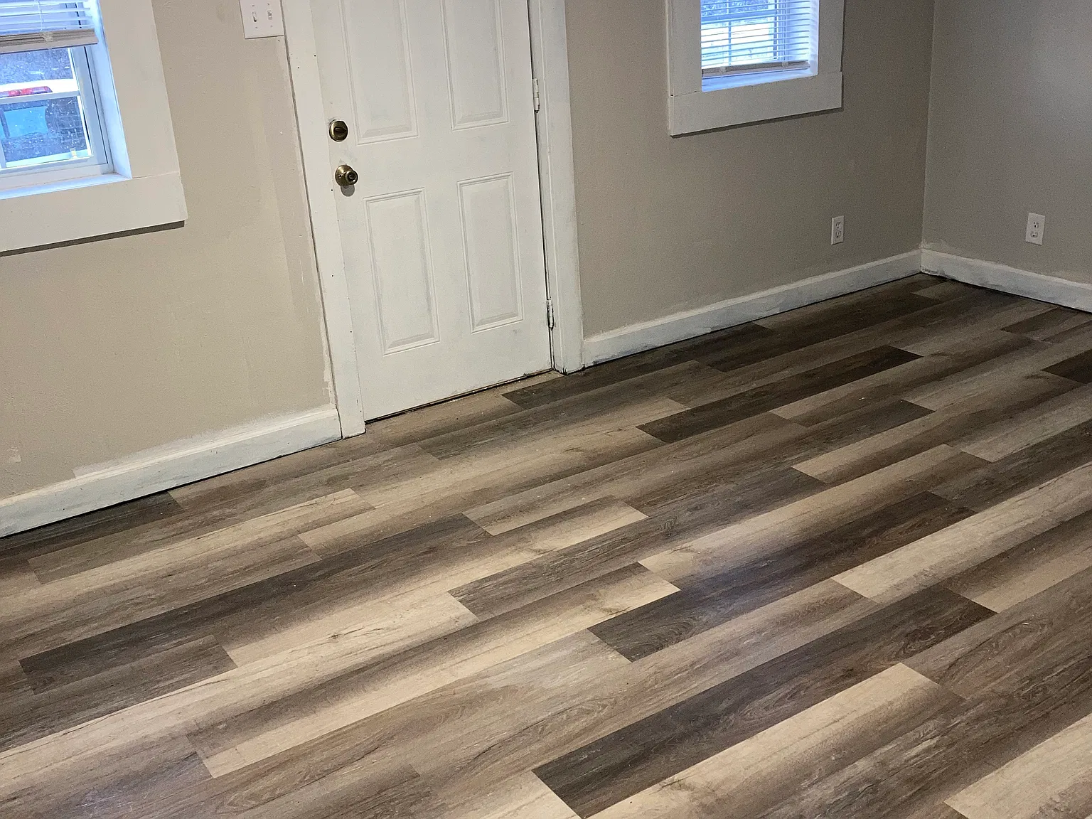 702 N Lincoln St — Photo 2