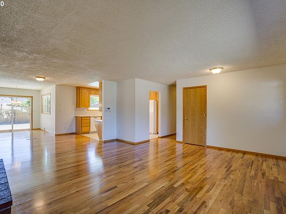 3rd image of 521 N Knoxville Way