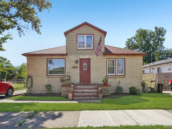 19740 Broadacres St, Clinton Township, MI 48035