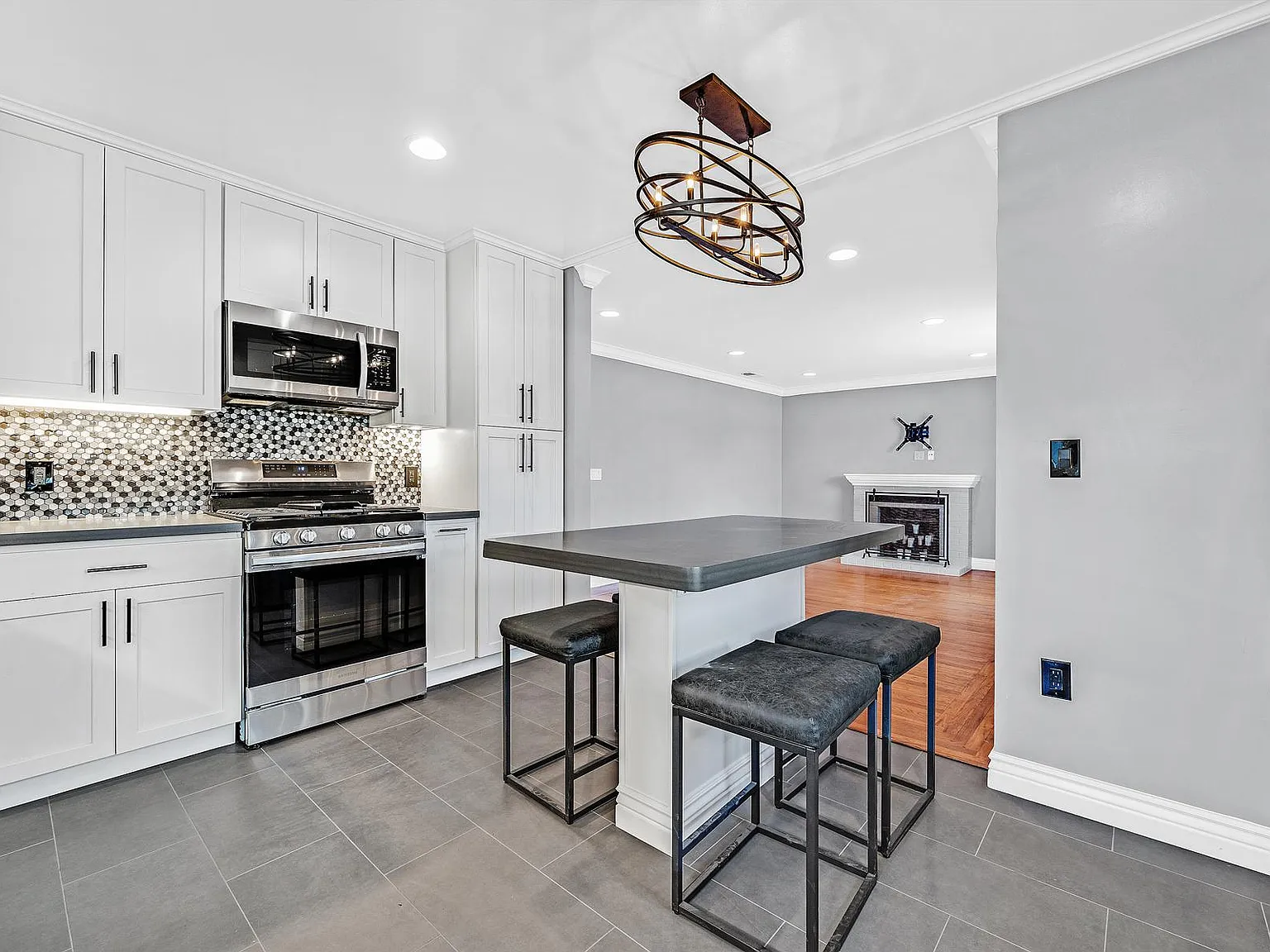 2 bed, 1104 sqft, $3,300 — Photo 3