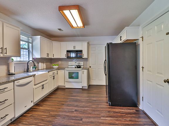 4th image of 9233 Countryway Dr