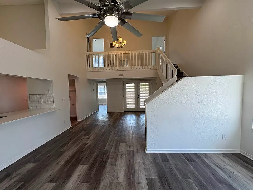 3/2 townhome: living room