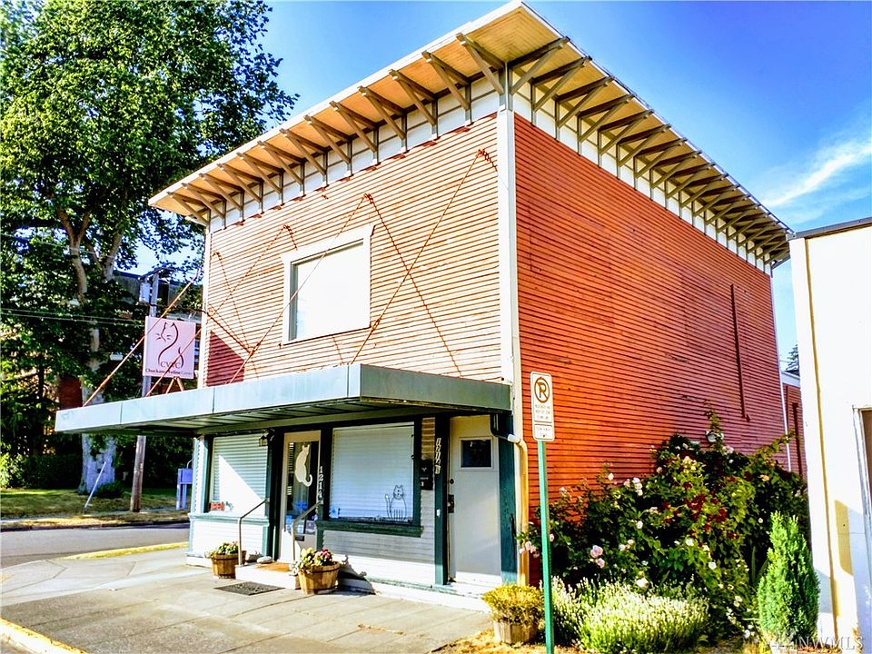 Rare location near all the conveniences of downtown, across the street from Bellingham Public Schools District Office Building.  With restaurants and services in immediate neighborhood, a perfect place to live and work.