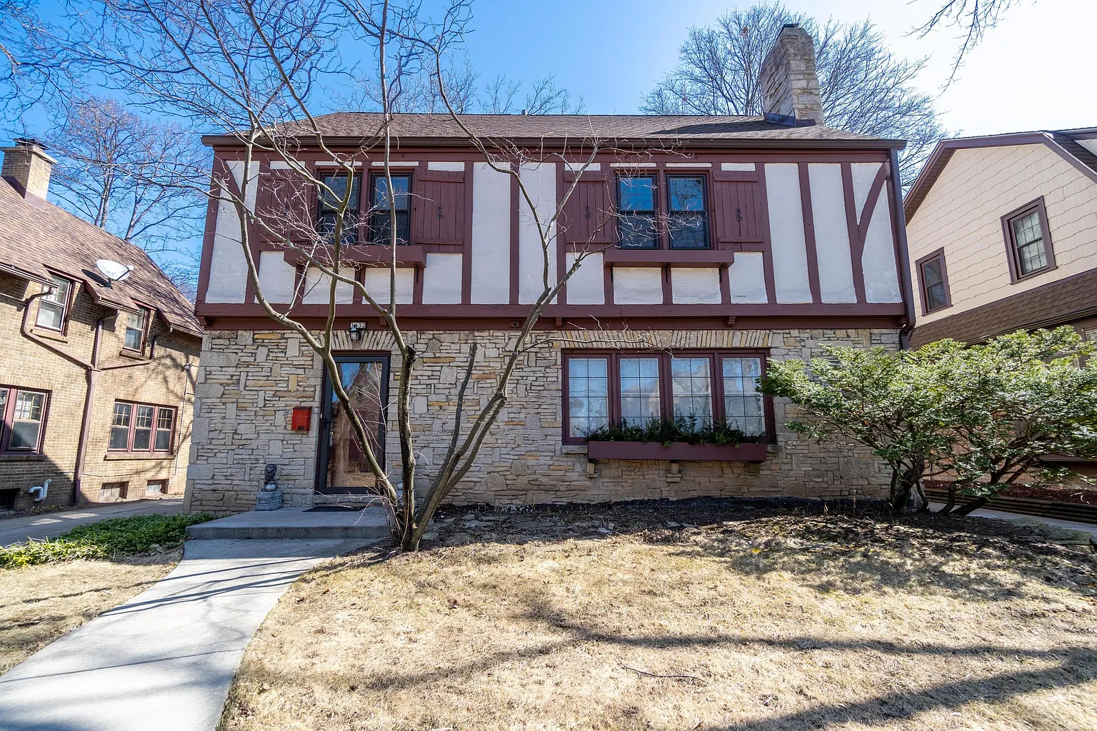 3432 N Frederick Ave photo 1