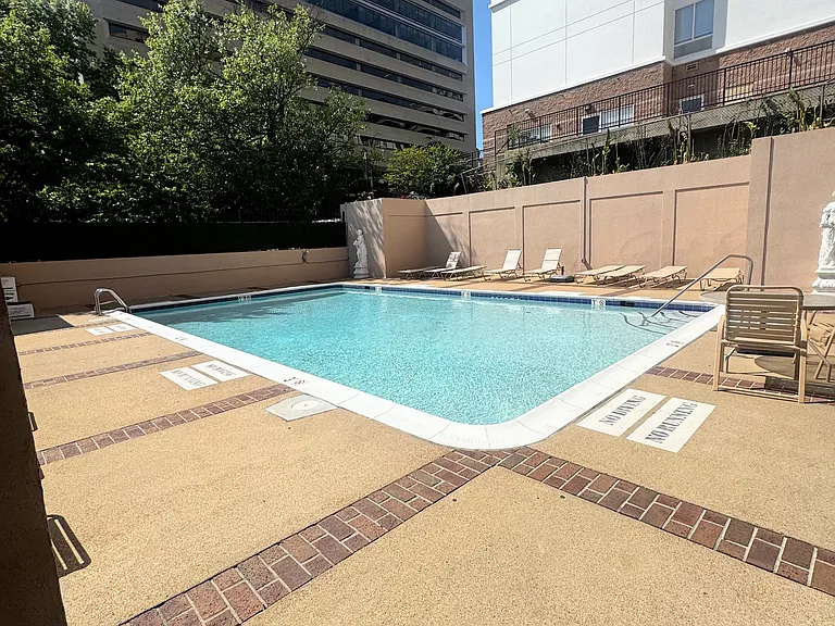 1301 N Courthouse Rd #805 — Photo 17