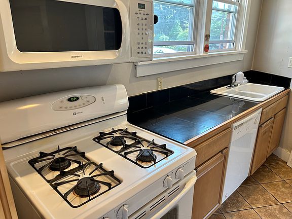 Roomy kitchen, granite counter, dishwasher