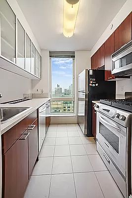 4th image of 215 E 96th St #40C