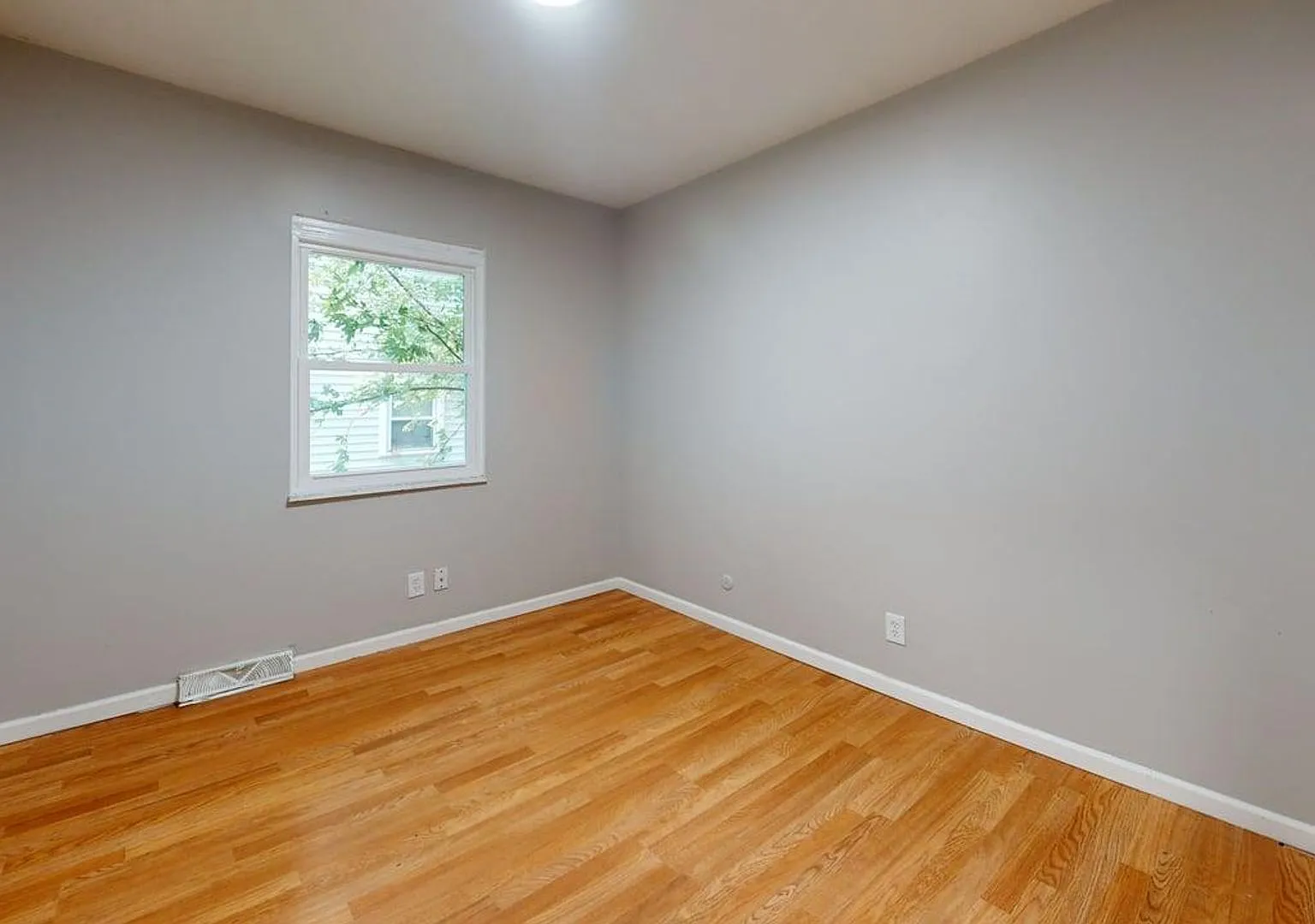 1694 Manchester Rd — Photo 2