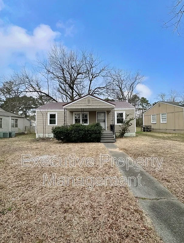 3 bed, 1.0 bath, 902 sqft, $900 — Photo 1