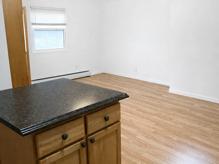 330 8th St SE — Photo 3
