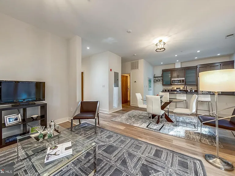 2360 Champlain St NW #1.4 — Photo 8