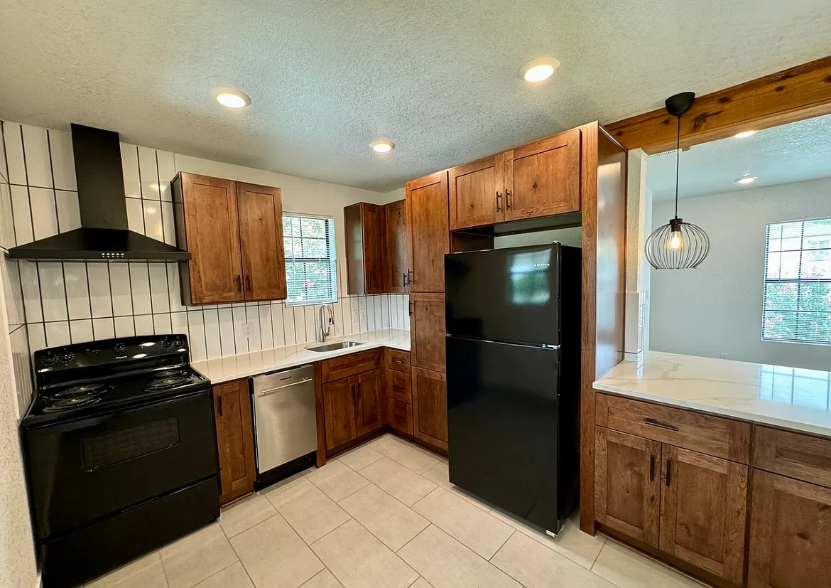 2 bed, 1.5 bath, 800 sqft, $1,100 — Photo 3