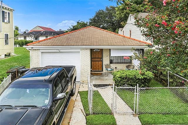 1st image of 712 Deslonde St