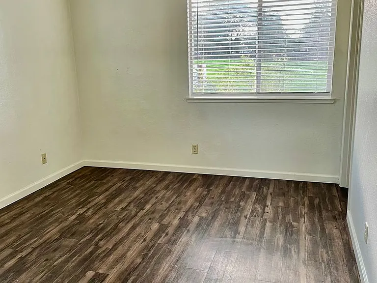 Hollister Apartment Complex — Photo 8