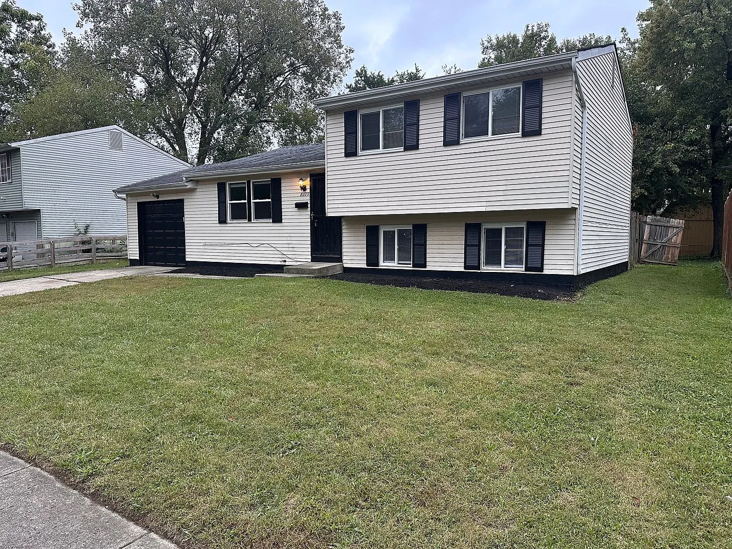 Tri-level, 4 bed 2 full bath located in Warren Township. — Photo 2