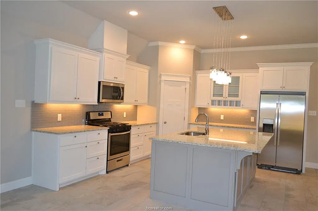 6 bed, 3169 sqft, $4,800 — Photo 3