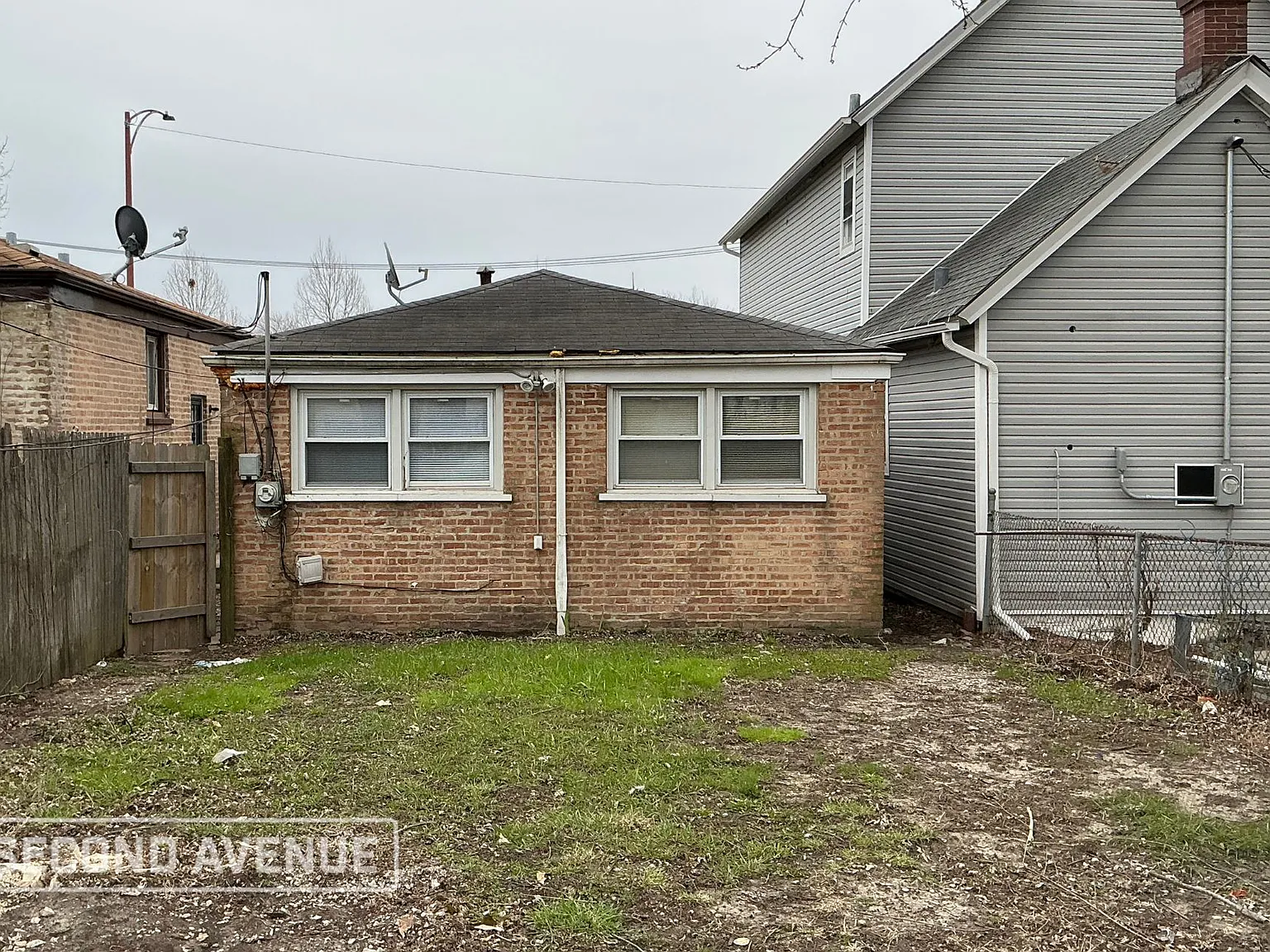 3 bed, 1.0 bath, 924 sqft, $1,549 — Photo 2