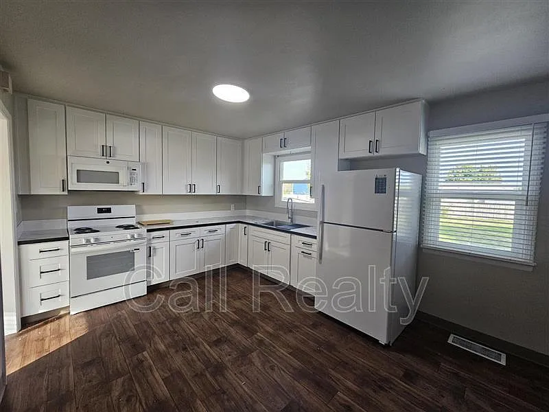 3 bed, 1.0 bath, 981 sqft, $1,600 — Photo 4