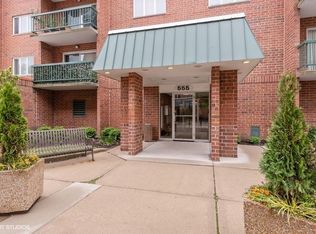 555 S River Rd APT 203, Des Plaines, IL 60016