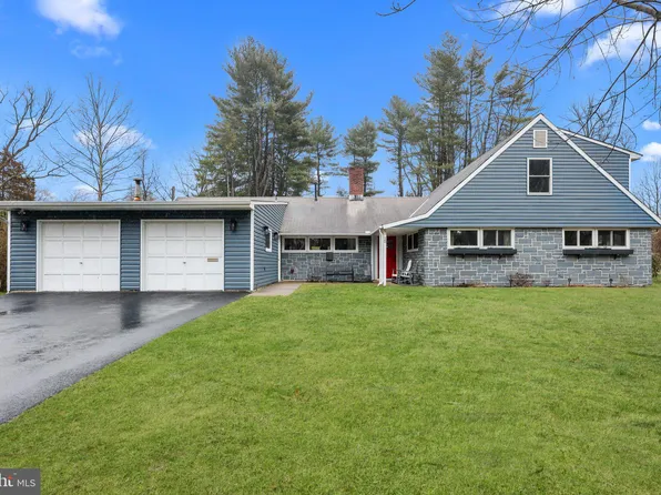 15 Flagstone Pl, Levittown, PA 19056