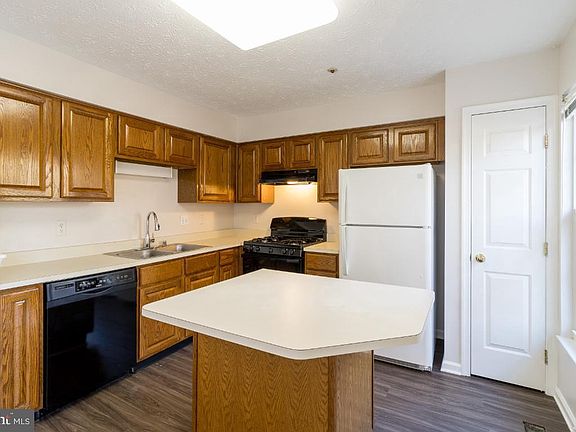 3rd image of 150 Foxview Dr