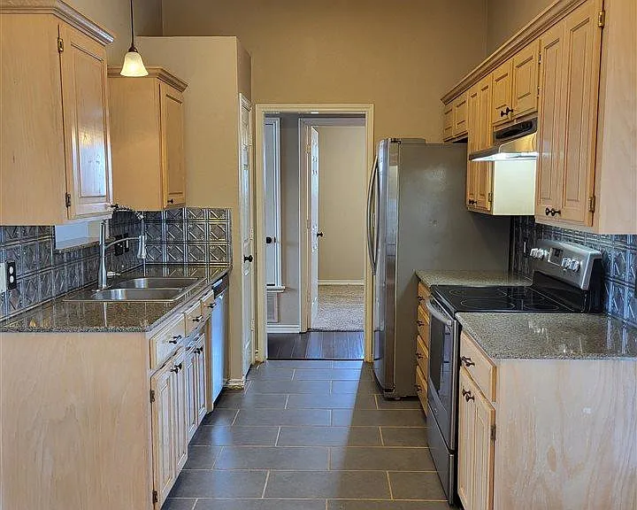 404 Swenson St — Photo 7