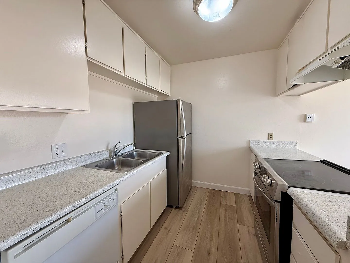 Upstairs 2 bedroom with 2 assigned parking spots! — Photo 3