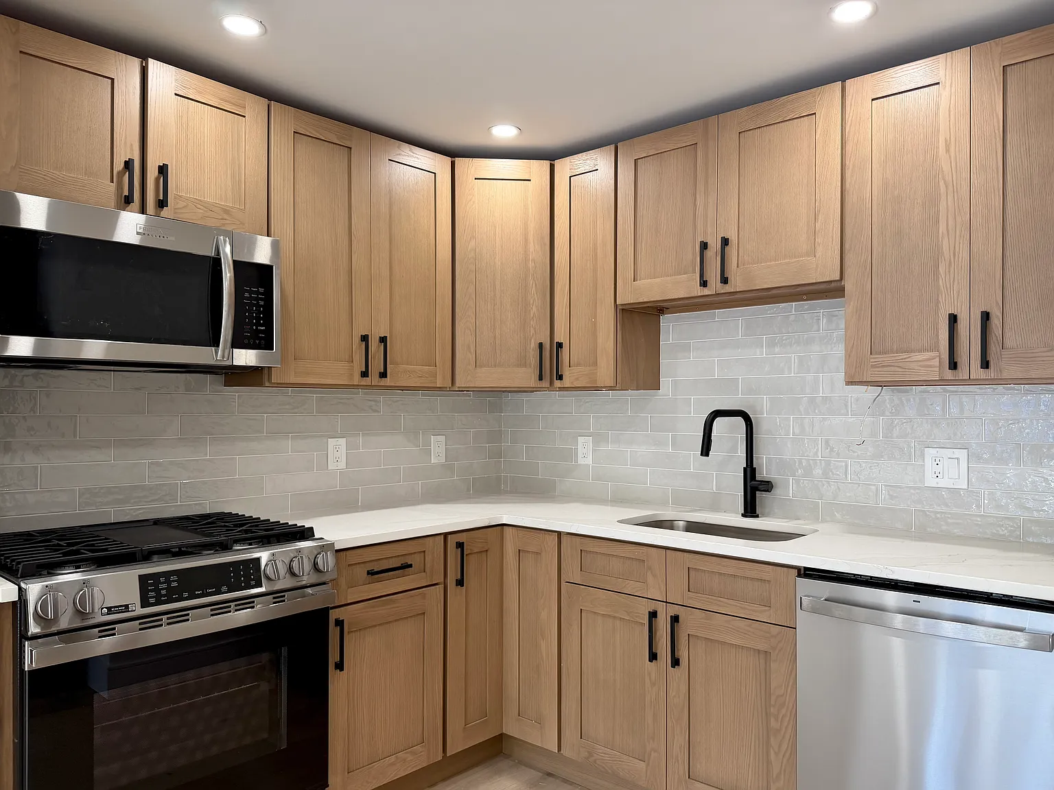2 bed, 865 sqft, $3,195 — Photo 2