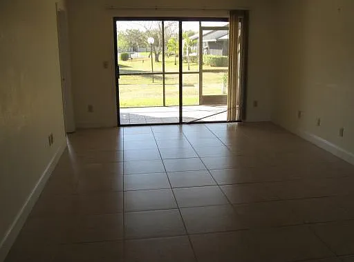 738 SW Claudia Ave — Photo 2