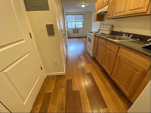 4th image of 1417 Longfellow Ave APT 3E
