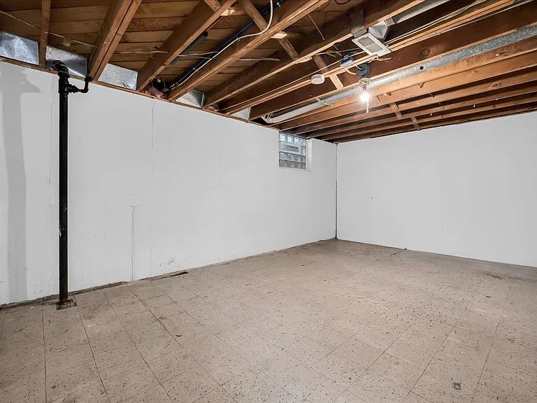 24240 Beverly St — Photo 27