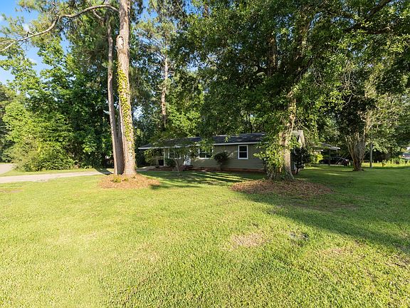 3rd image of 701 Crestview Dr