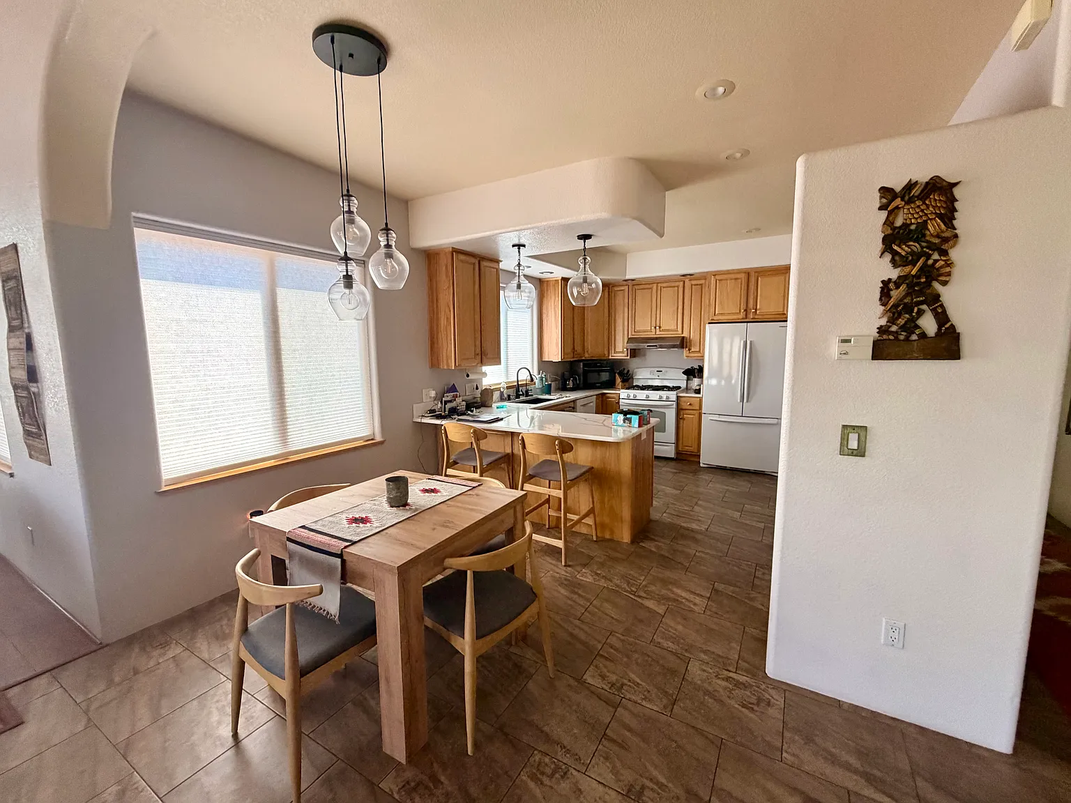 3 bed, 2340 sqft, $3,750 — Photo 3