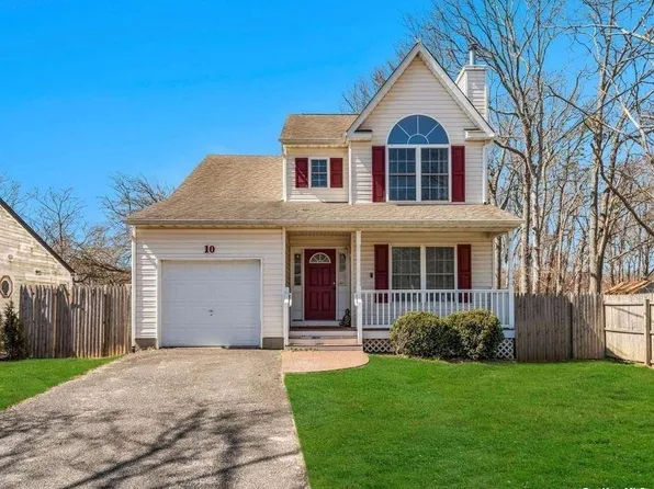 10 Hounslow Road, Shirley, NY 11967