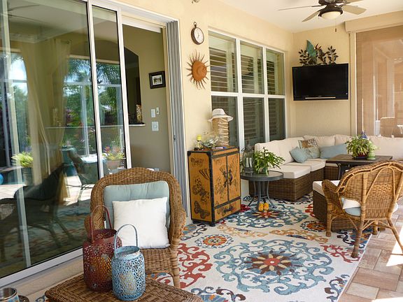 Spacious Lanai w/shades