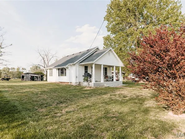 614 10th St, Vienna, MO 65582