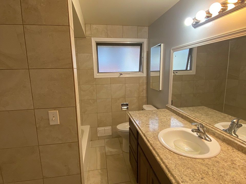 Full bathroom located between the two bedrooms.