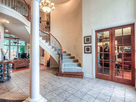 4th image of 610 Royal Oaks